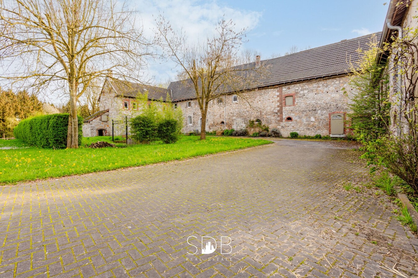 Hippische Complex met woonhuis en appartement op circa 31 Hectare 
