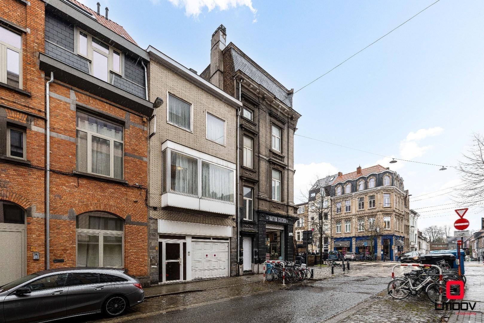 Ruime te renoveren stadswoning met garage en vier slaapkamers in de stationswijk 