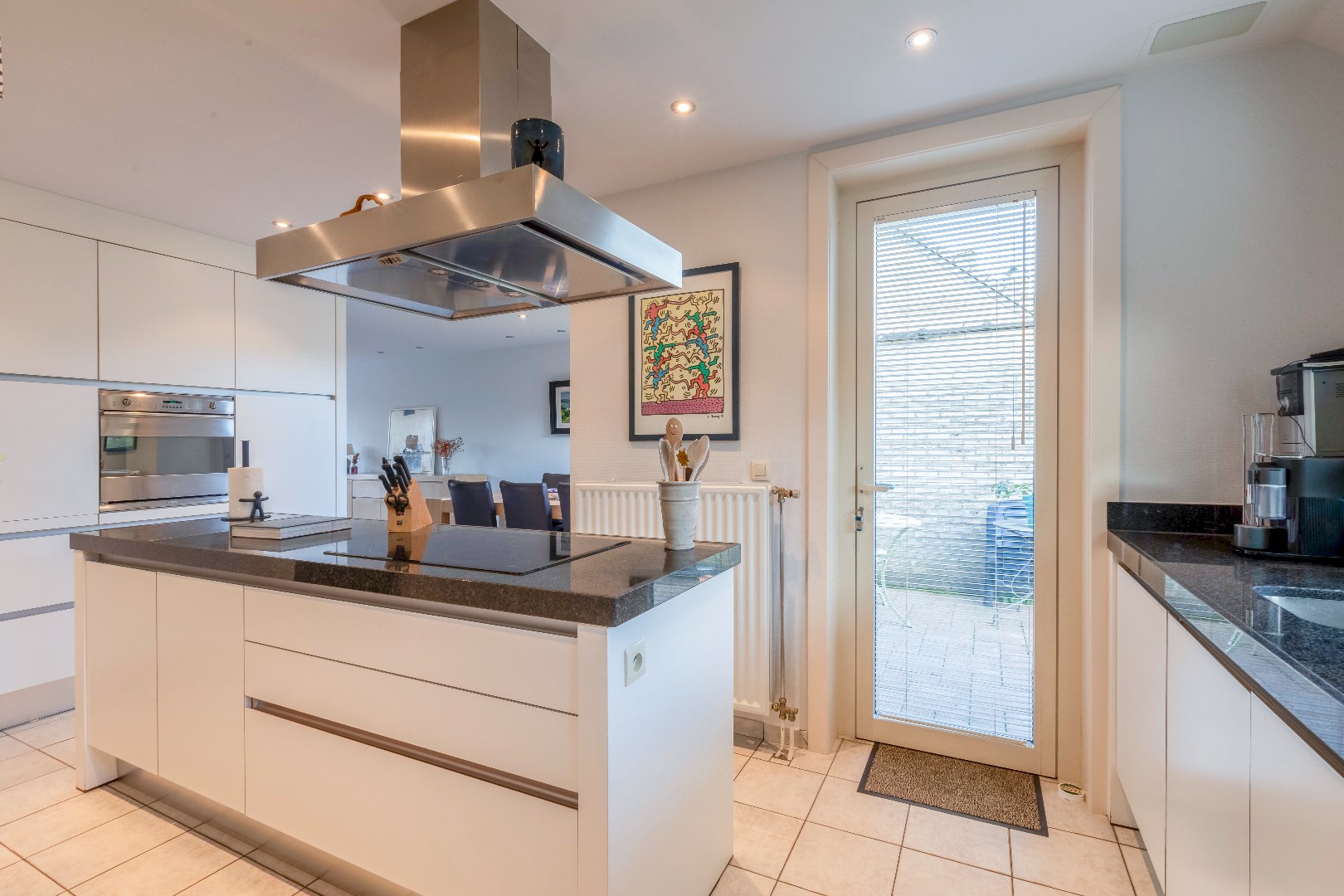 Verzorgde en instapklare halfopen bebouwing met zuidertuin en garage. 