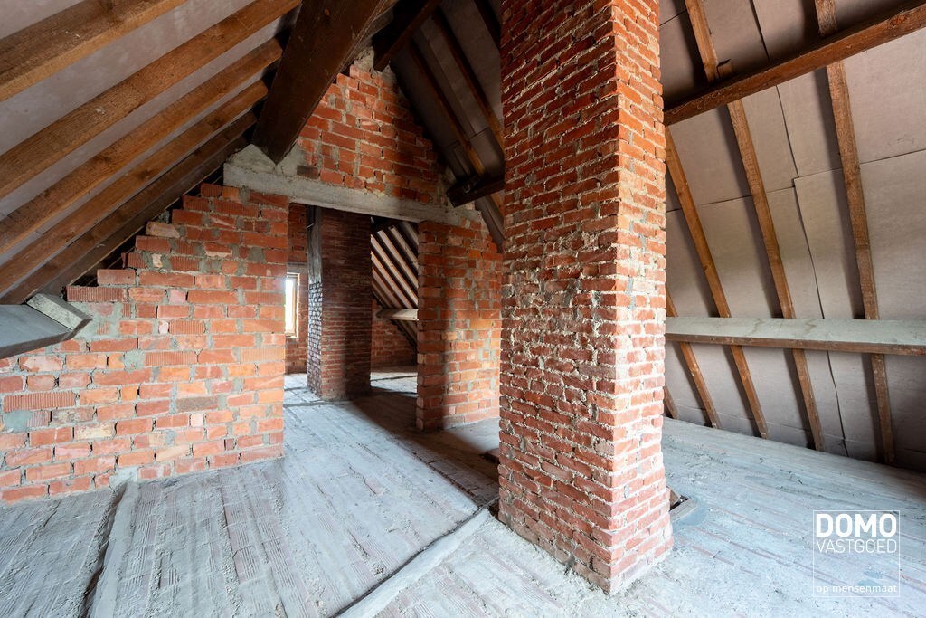 Te renoveren woning met grote tuin en achterliggende stal 