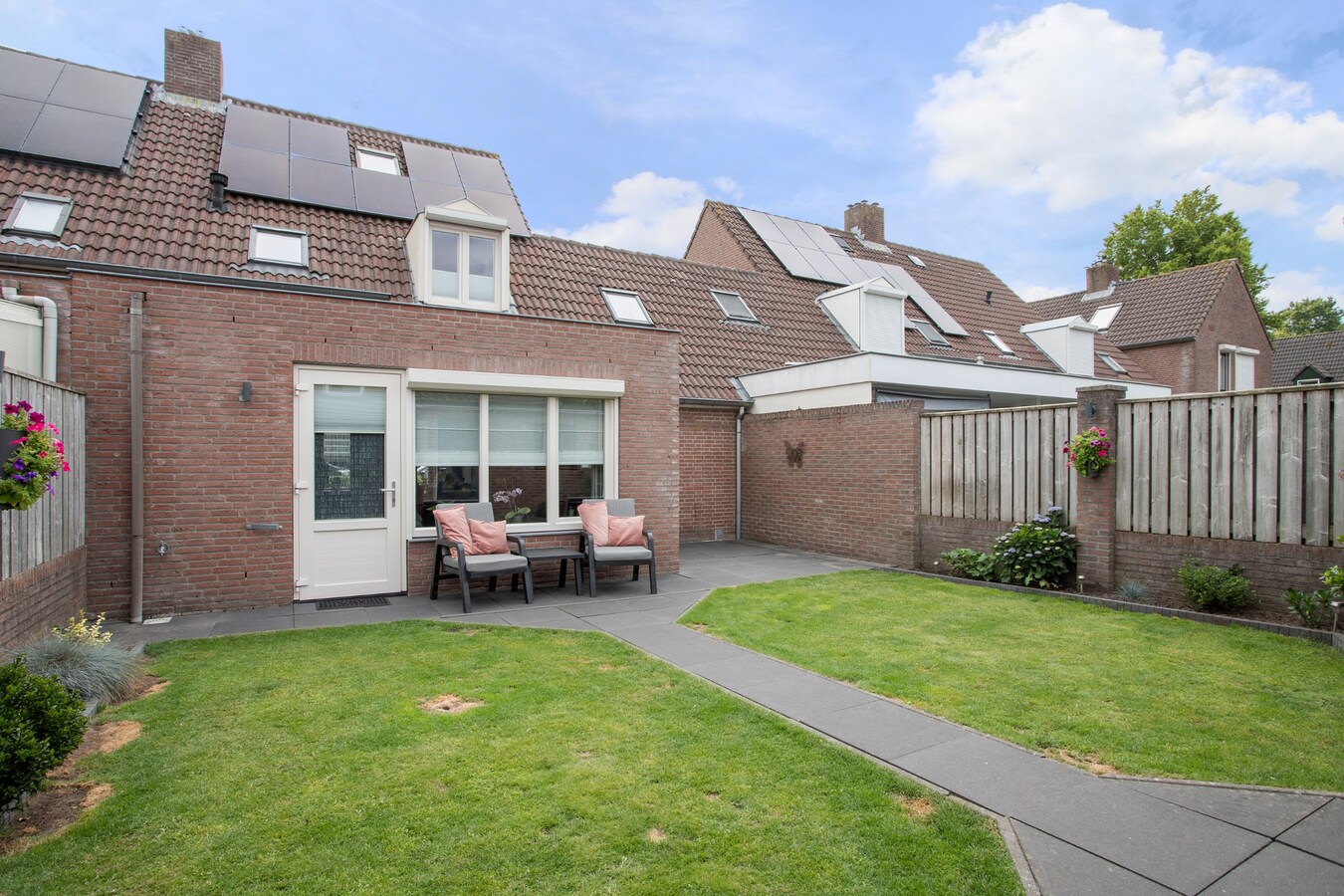 Royale gemoderniseerde gezinswoning met grote woonkamer, open keuken en vijf slaapkamers in hartje Middelbeers 