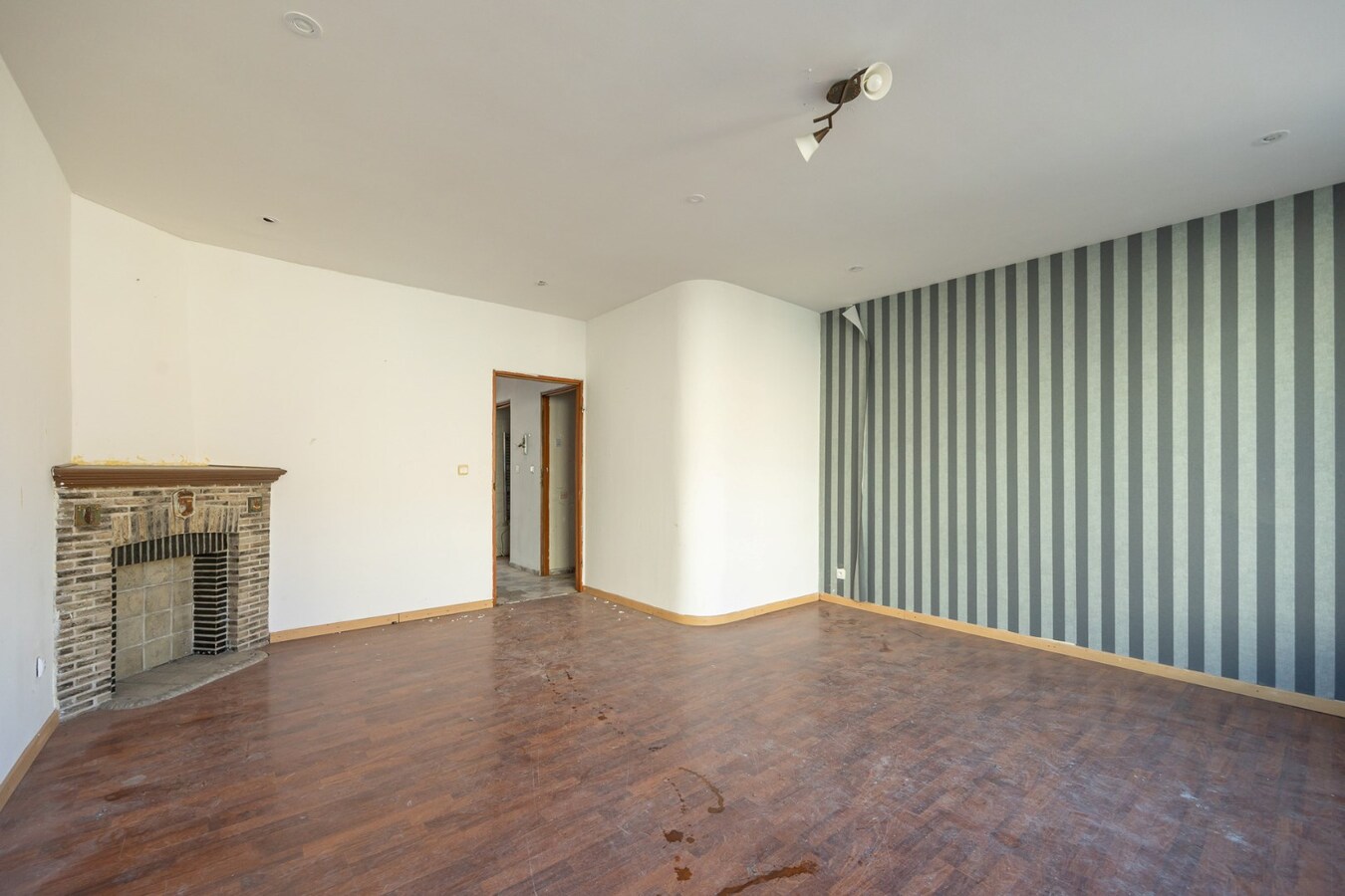 Te renoveren opbrengsteigendom met garage te Antwerpen! 