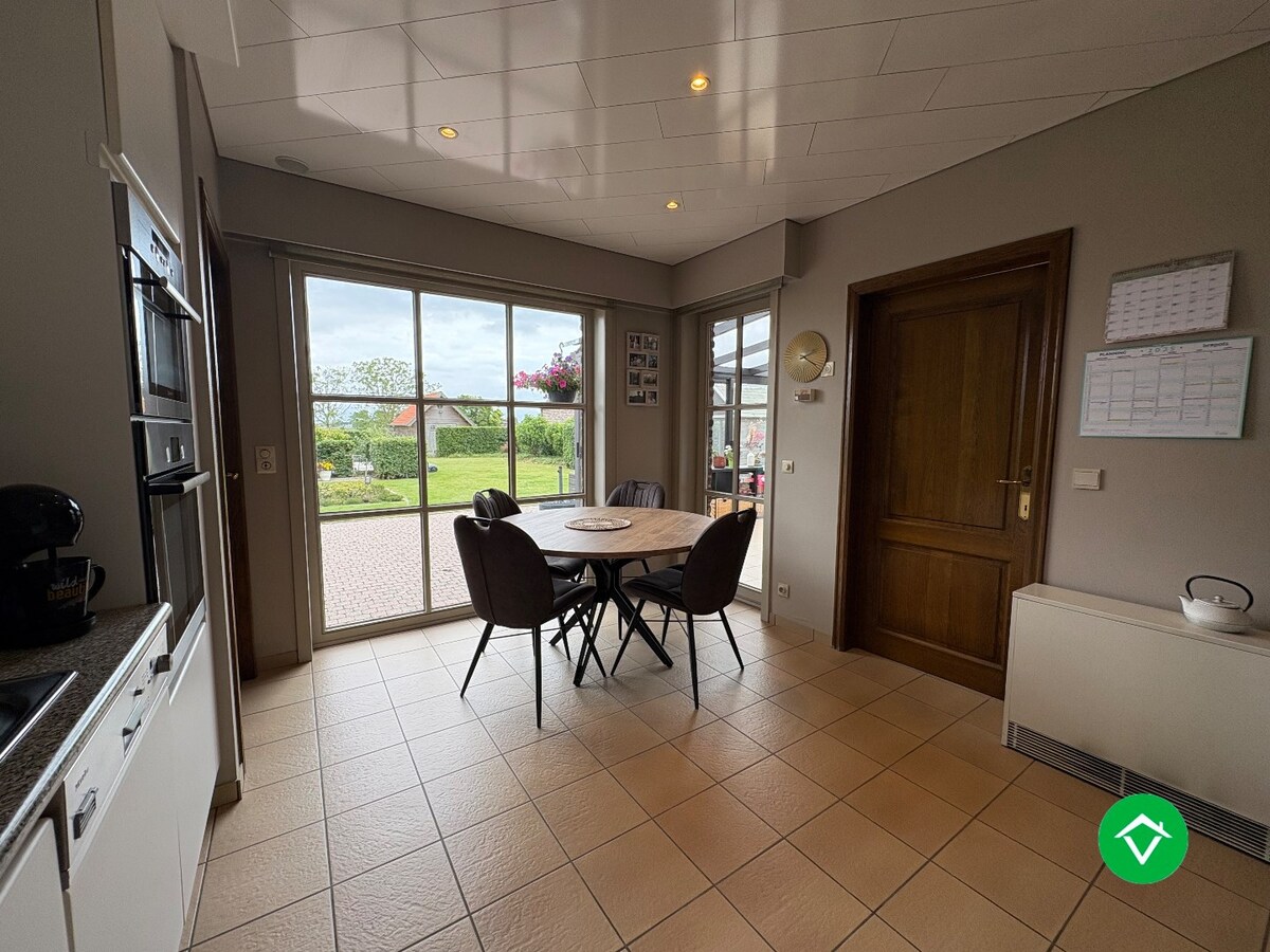 Alleenstaande woning met 4 slaapkamers en garage te Kortemark 