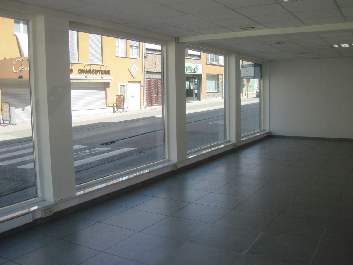 Gelijkvloers pand op top-ligging. Mogelijkheden als winkel of kantoor. 