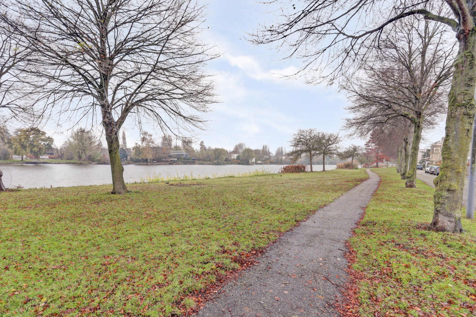 Ruime 5-kamer tussenwoning met inbouw keuken, moderne badkamer, 4 slaapkamers, ruime tuin gelegen op het zuidwesten. 