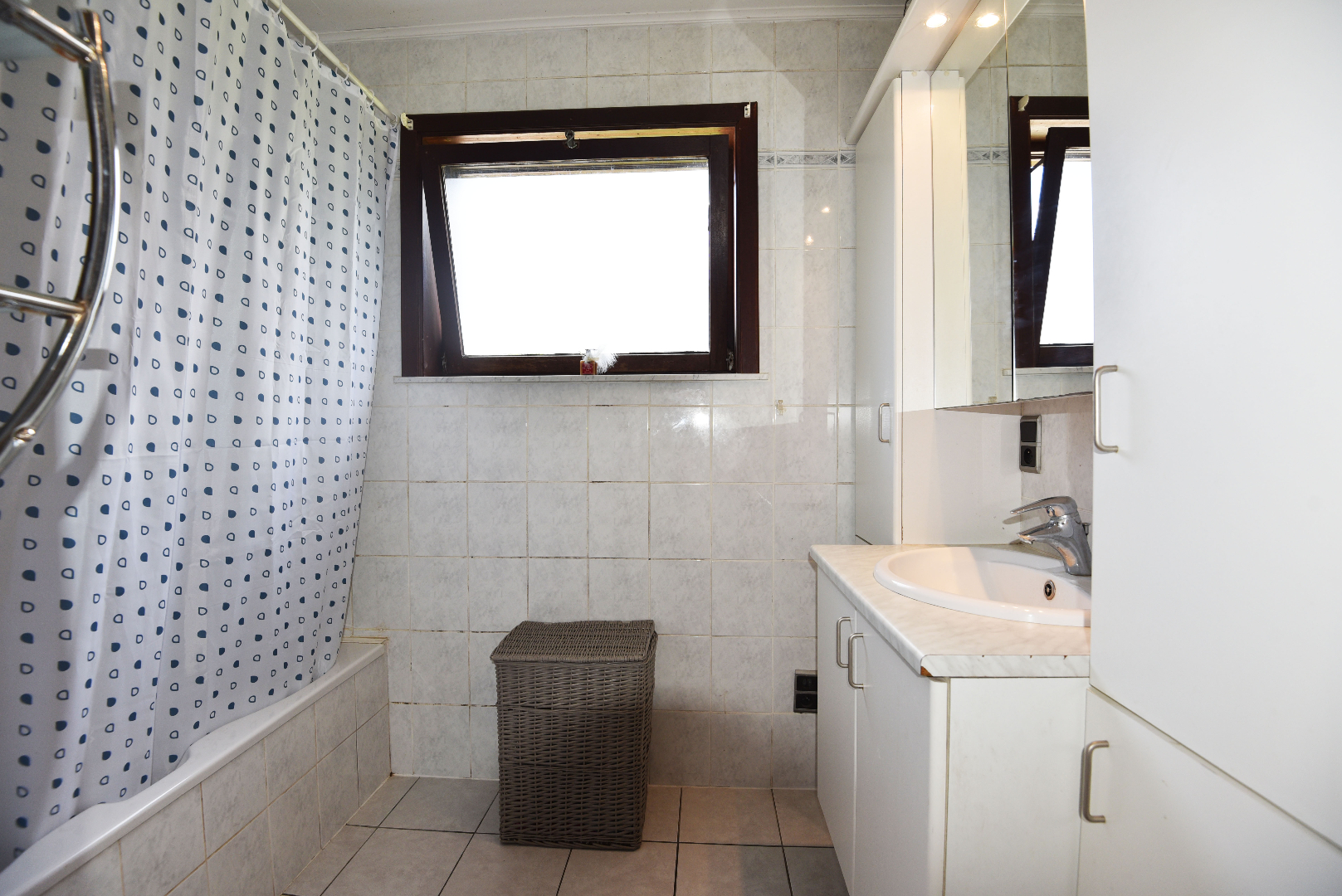 Verder af te werken gezinswoning  4 slpks rustig gelegen te Adegem 