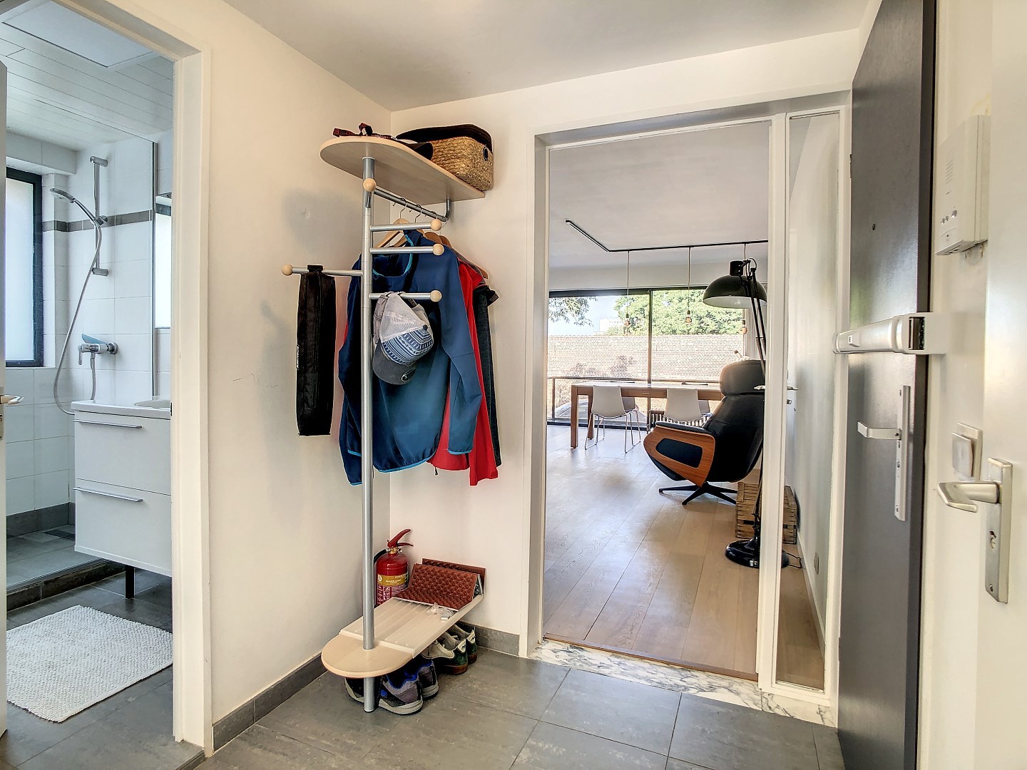 Goed gelegen gerenoveerd appartement met twee ruime slaapkamers, terras (25 m²) en garagebox - bewoonbare oppervlakte 73 m² 