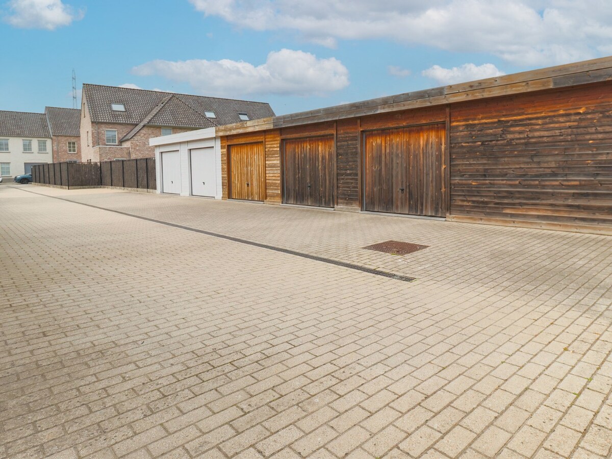 Instapklare recente woning met garage te koop in Heule ! 