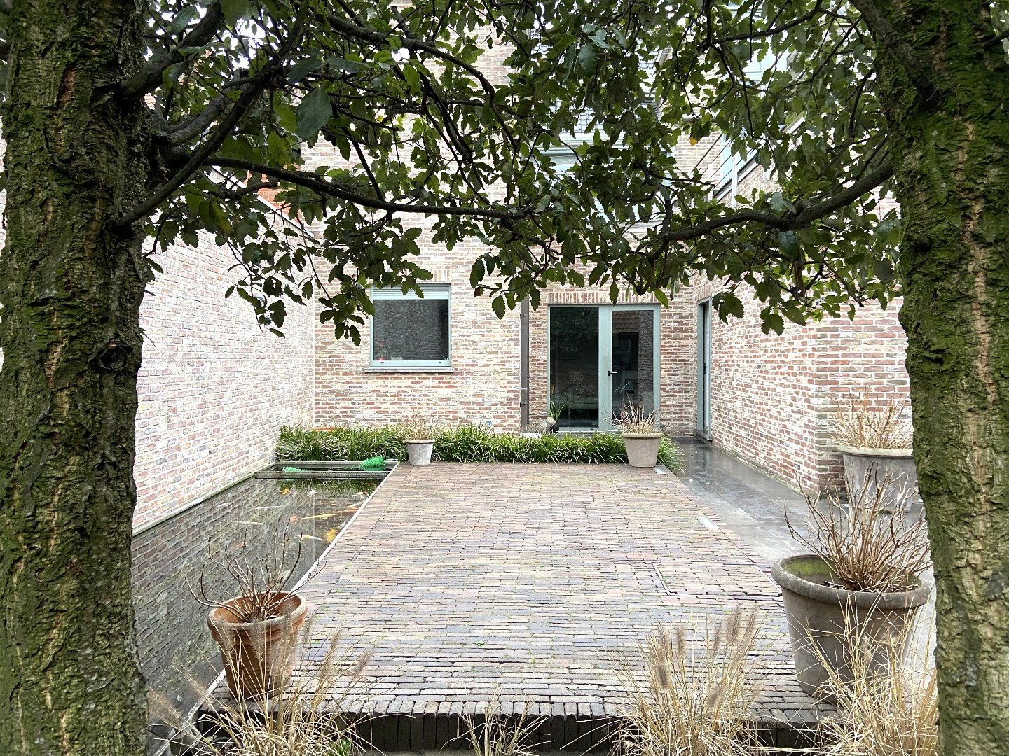 Multifunctioneel handelspand met luxueuze woonst op centrumligging in Sint-Eloois-Vijve! 