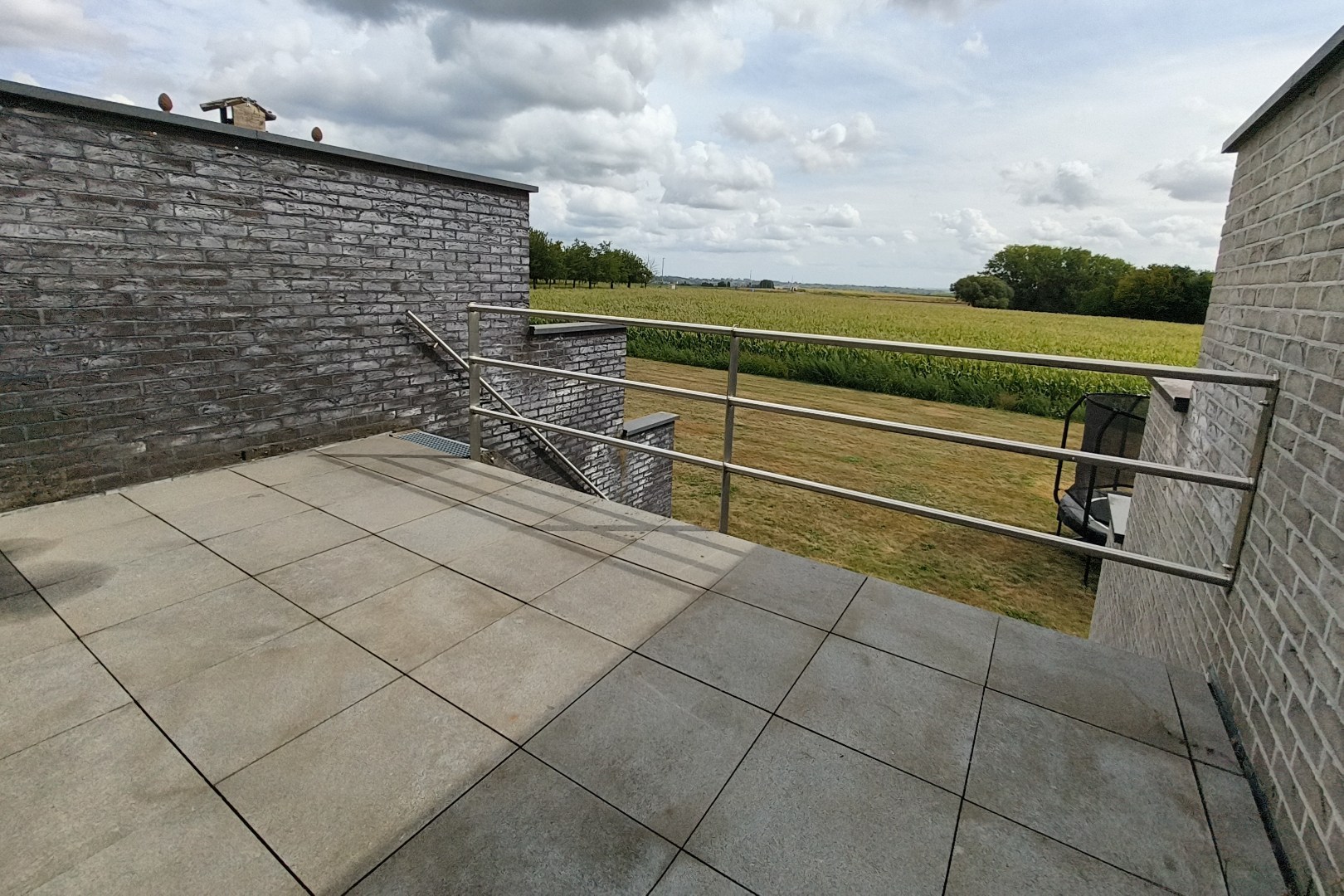 MODERNE LOFTWONING MET TERRAS EN 2 AUTOSTAANPLAATSEN 