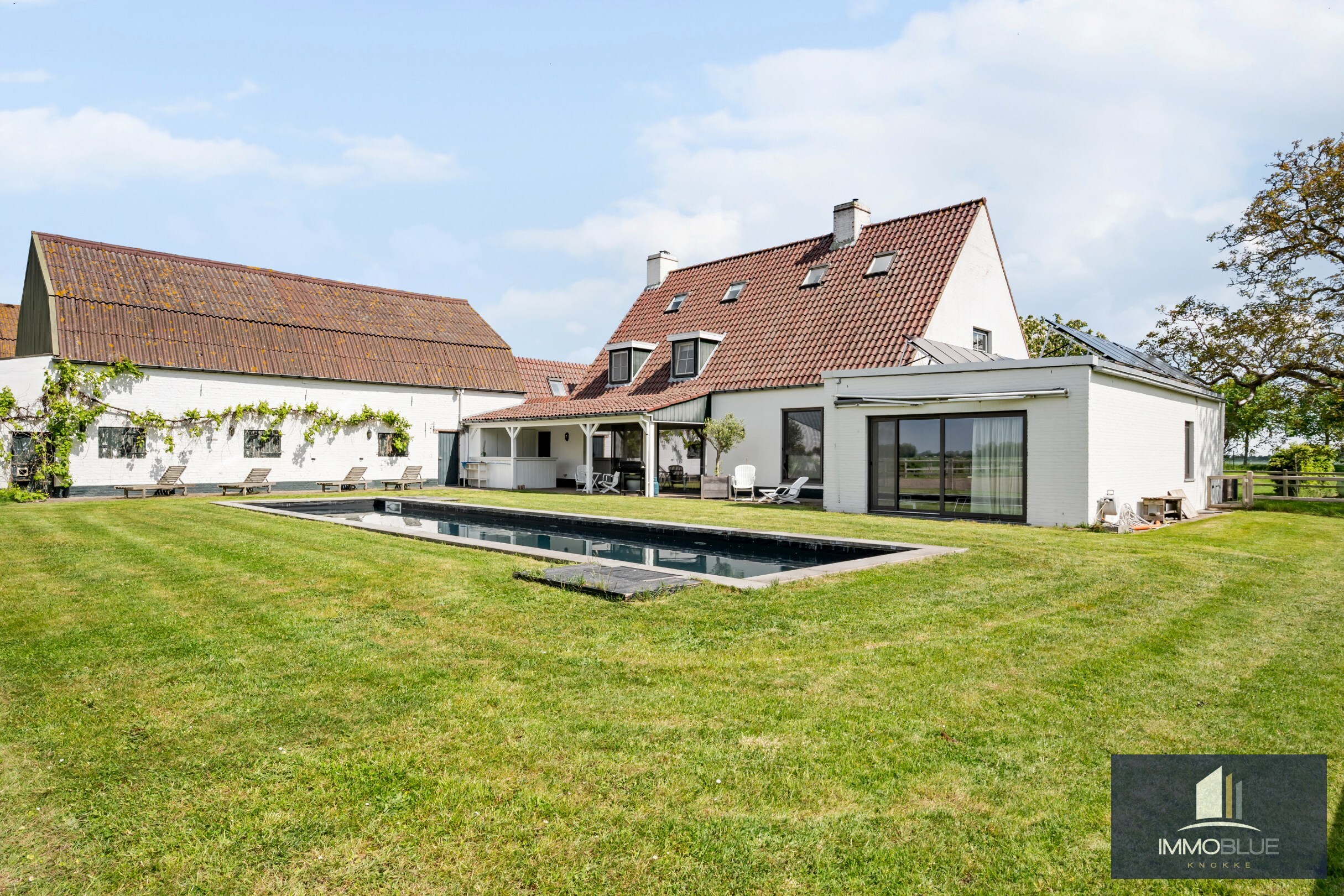 Domaine idylliquement situé avec maison rénovée, espace professionnel et installations équestres étendues. 