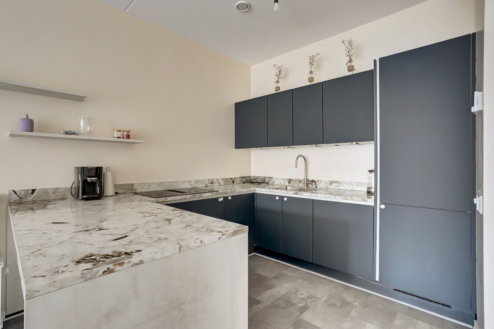 Modern en energiezuinig appartement (A++) met ruim terras op het westen, eigen parkeerplaats, fraaie keuken, badkamer en gelegen op eigen grond. 