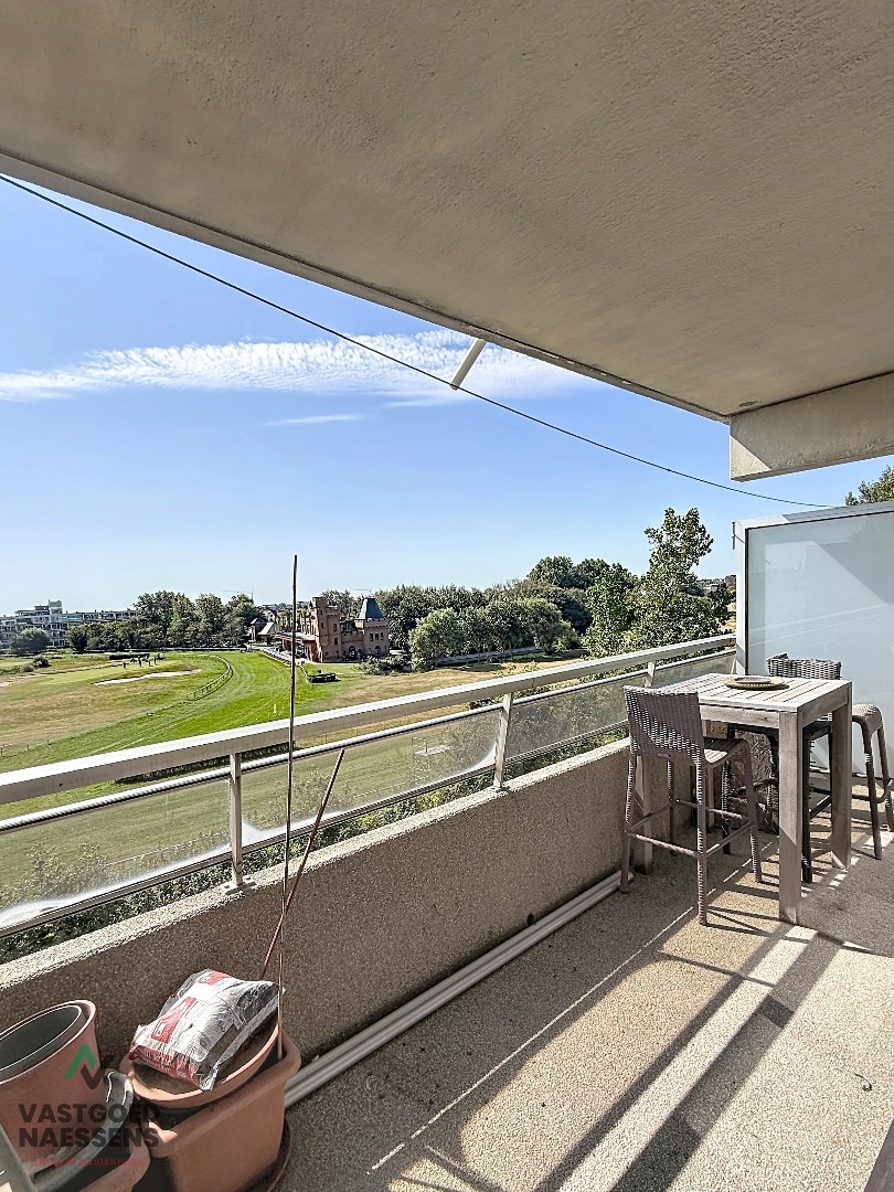 SCHITTEREND VERNIEUWD HOEKAPPARTEMENT – 2 SLPK – TERRASSEN – ZEEZICHT EN ZICHT OP GOLF 