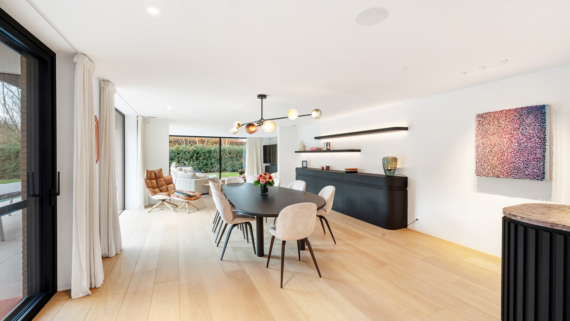 Prachtig vernieuwde villa rustig gelegen tussen Knokke centrum en Het Zoute met een perfecte Zuid-West oriëntatie. 