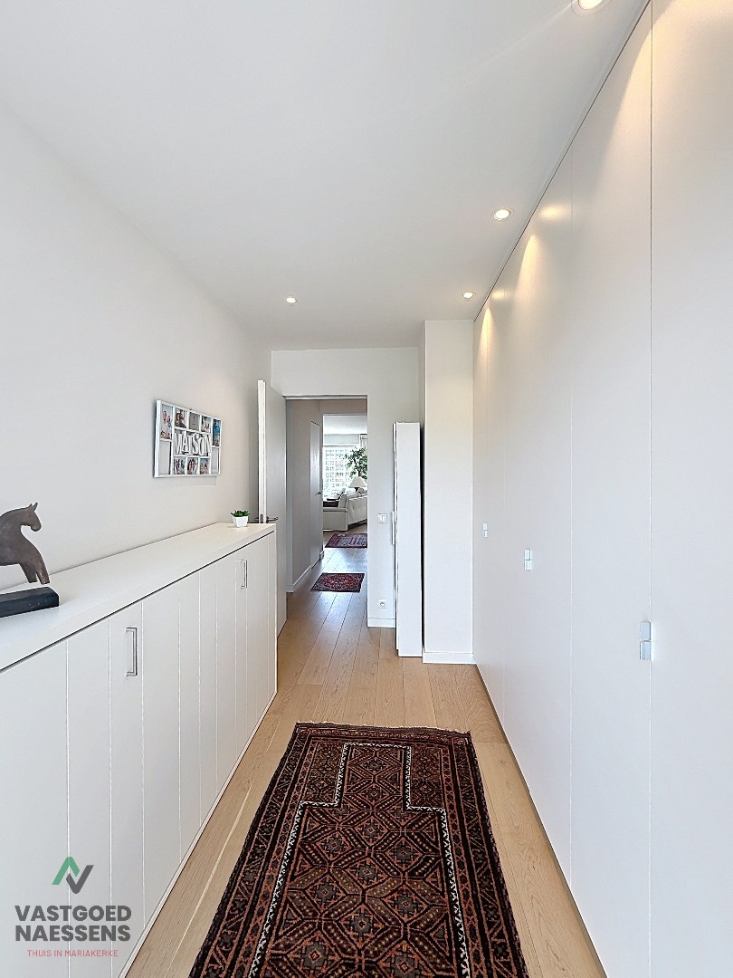 Magnifique appartement rénové de 2 chambres avec terrasse et vue sur le port. 
