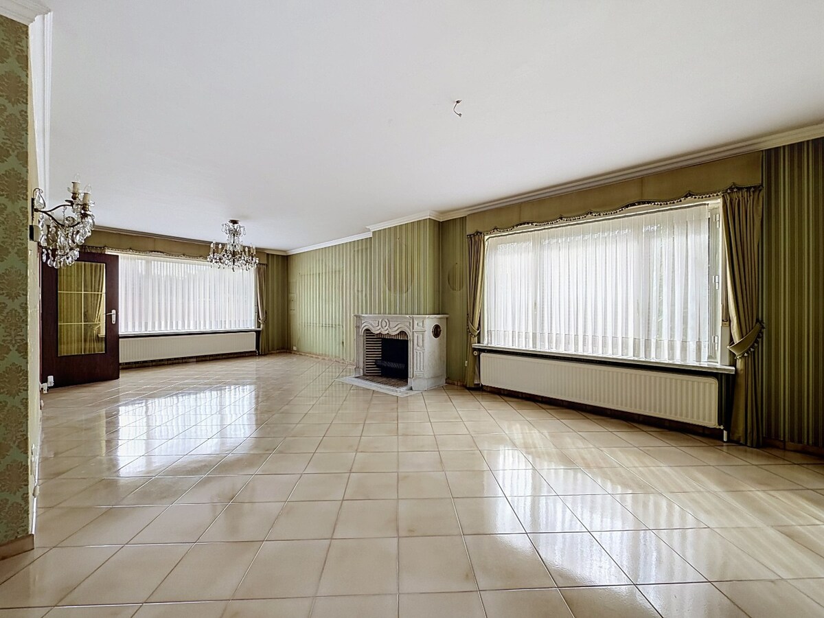 Ruime sixties villa met vergunde loodsen (350m²) te Vlierzele 