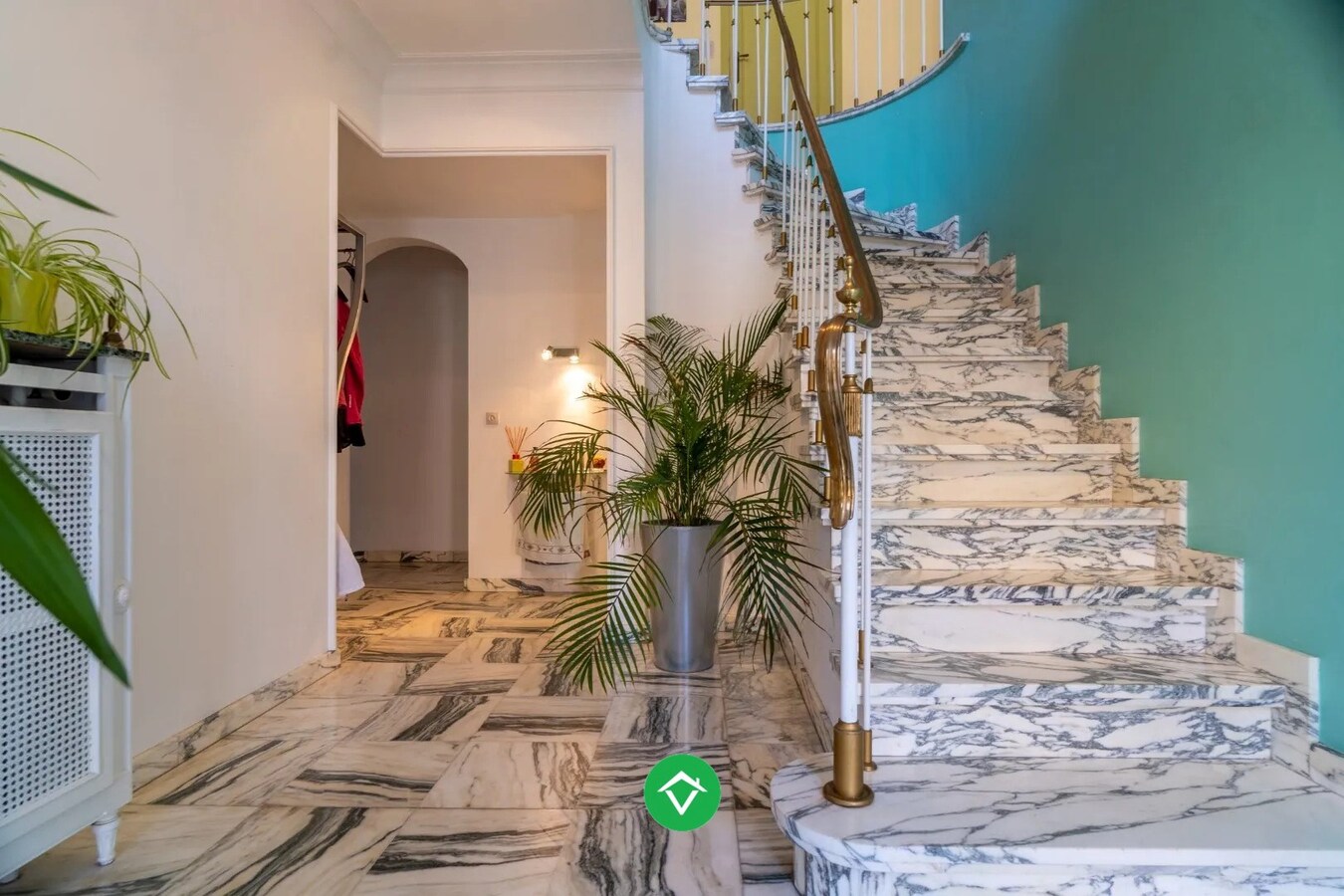 Woning met 6 slaapkamers en praktijkruimte in het centrum van Koekelare 