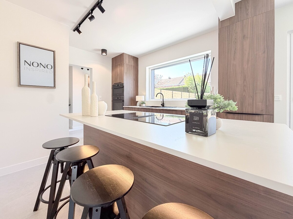 ABSOLUTE TOPPER !!!  Ontdek nu dit prachtige vernieuwde pand gelegen te Kortrijk/Heule ! *** NONO INSPIRED *** 