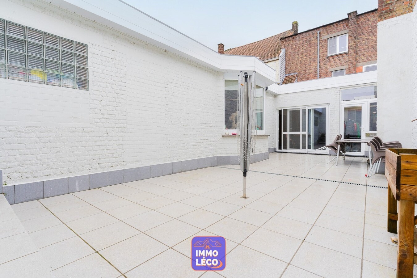 Maison de commerce avec habitation et garage de 55m². Beaux volumes ! 