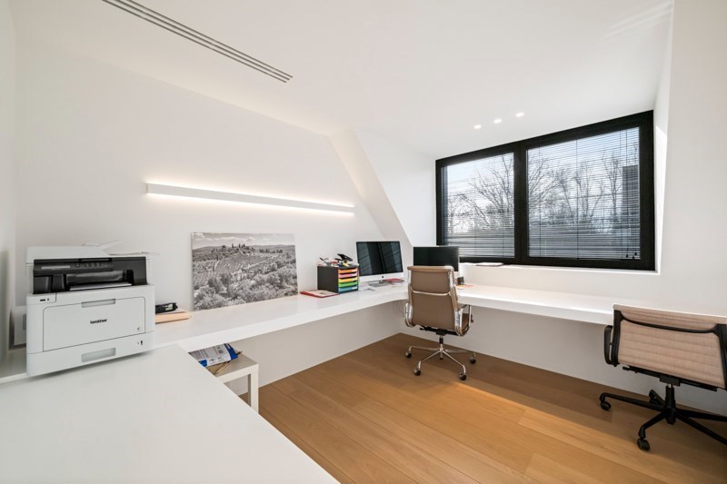 Magnifique villa jumelée récemment rénovée, située au calme entre le centre de Knokke et Le Zoute, avec une parfaite orientation Sud-Ouest. 