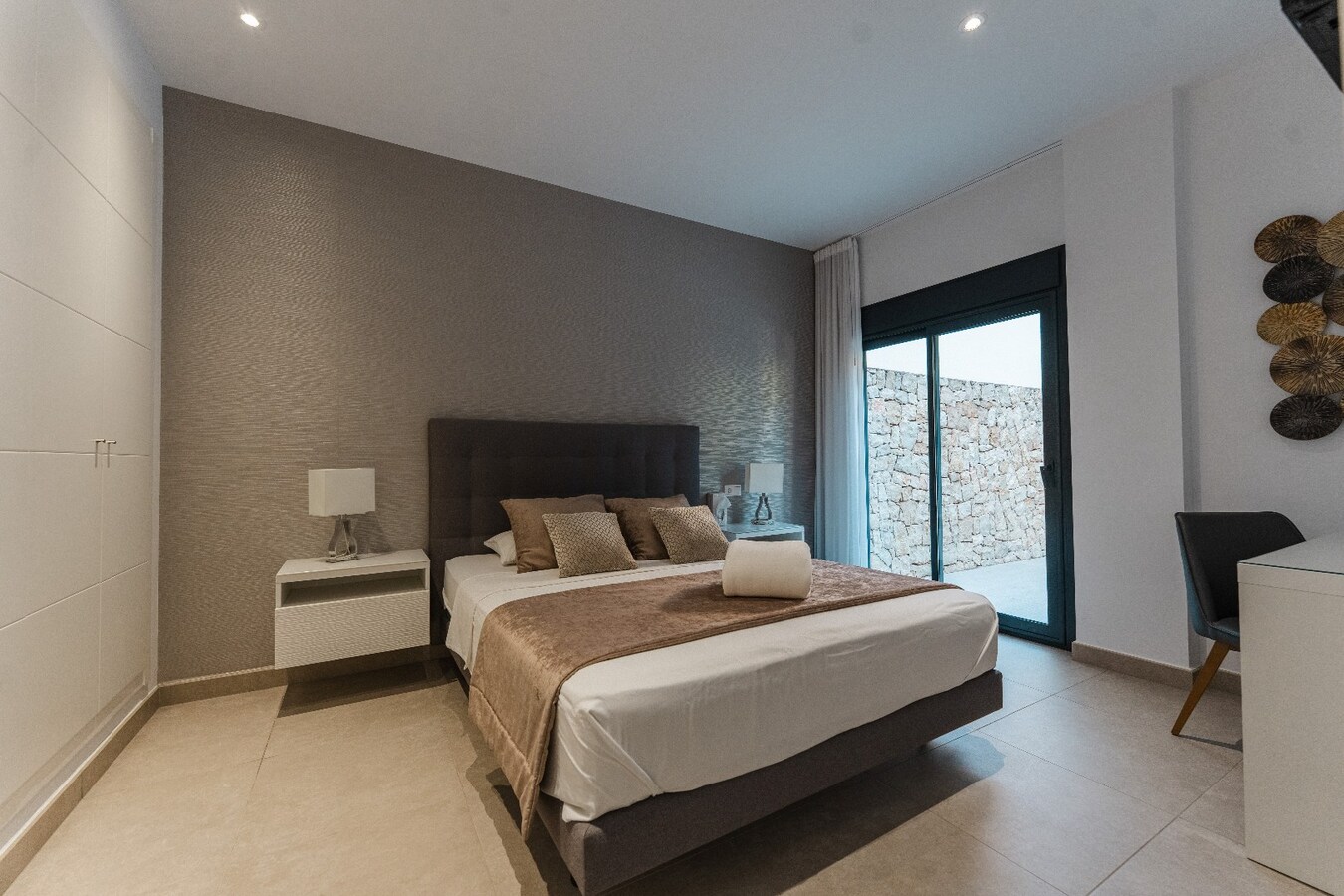 Deze uitzonderlijke villa biedt een unieke combinatie van luxe, volledige privacy en een prachtige zuidoriëntatie in het gegeerde Solpark. 