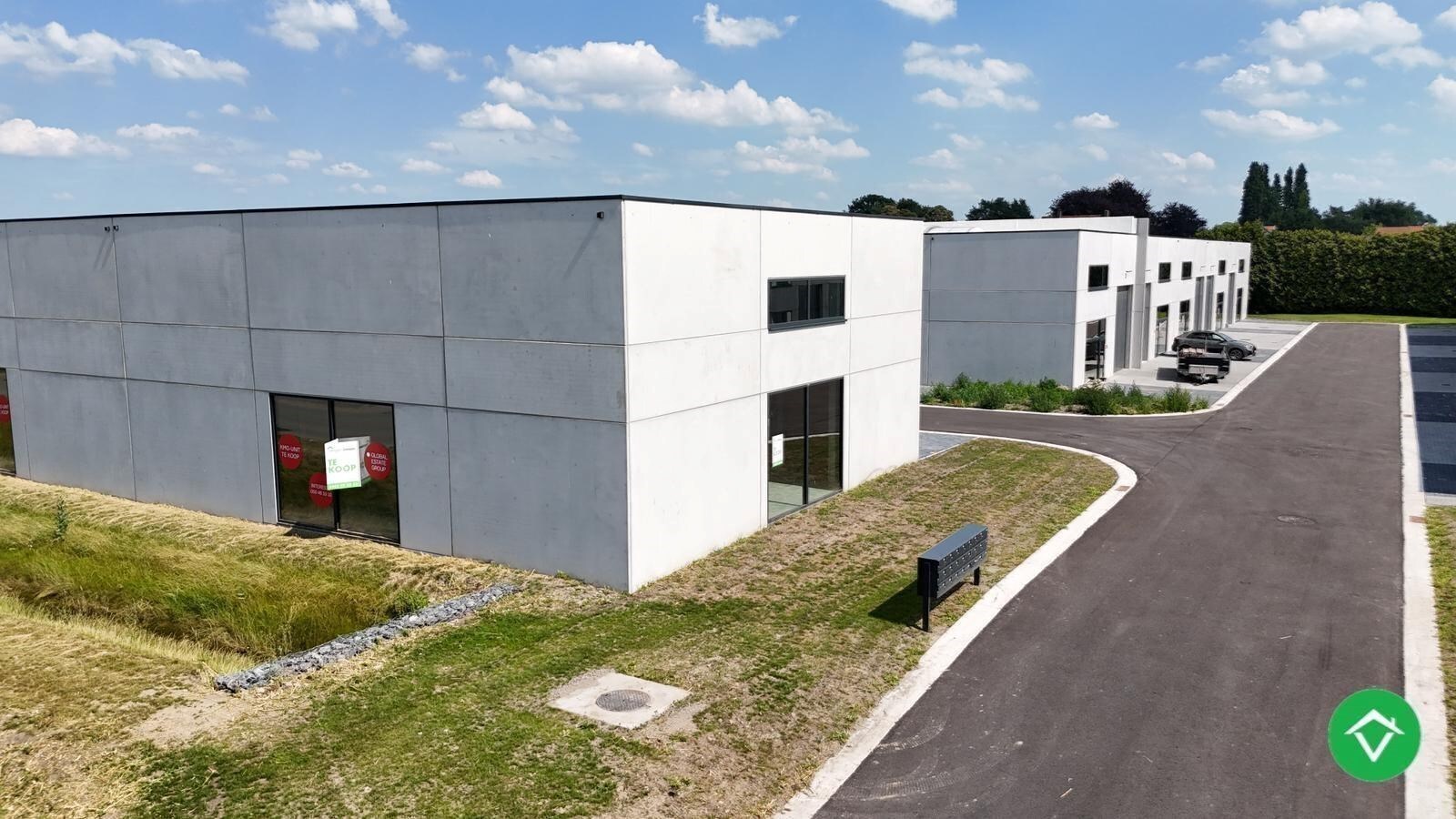 Loods te koop – 225 m² met 3 parkeerplaatsen inbegrepen op de industriezone te Ichtegem 