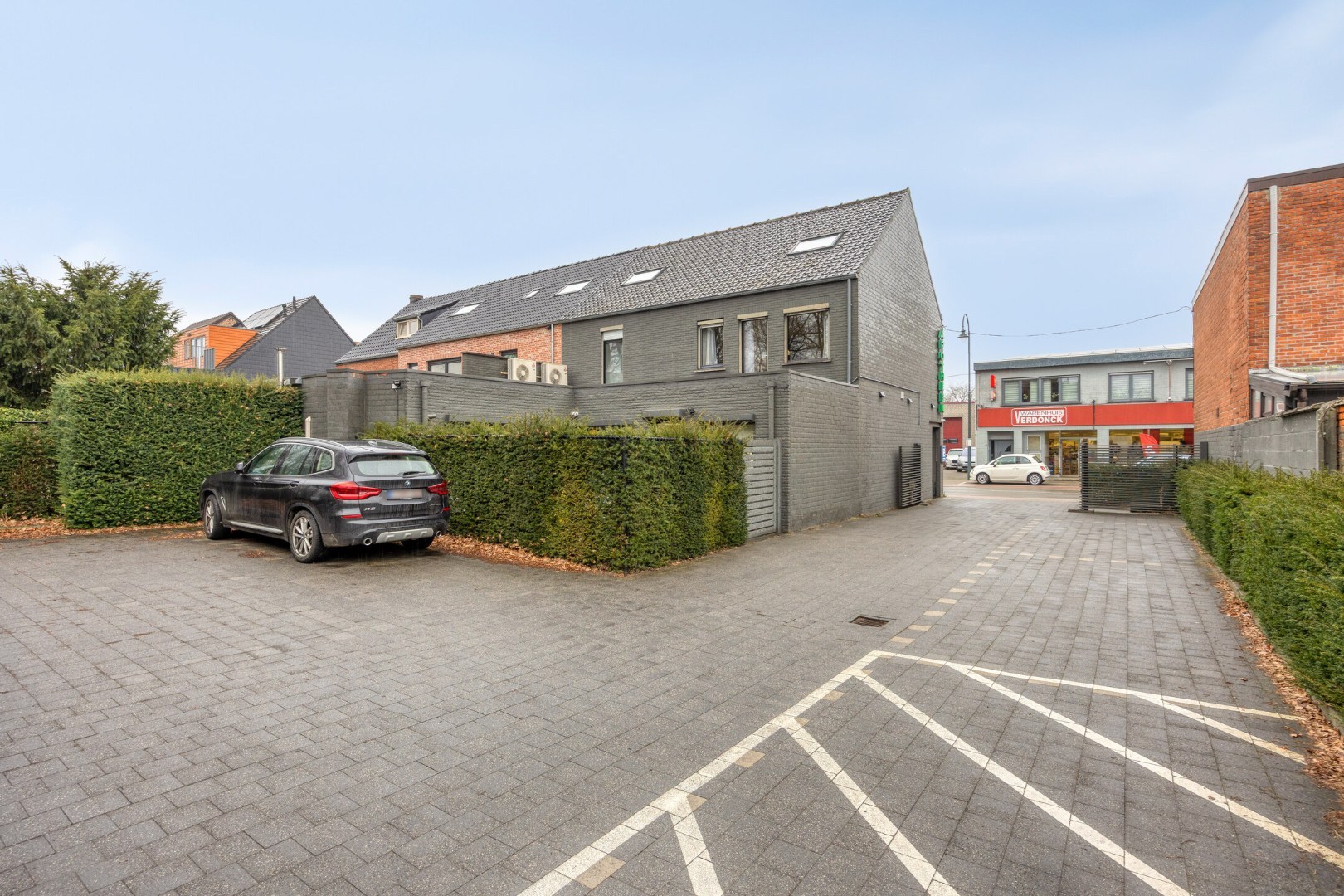 Handelswoning met 3 slpk. en privéparking in het centrum van Balen 