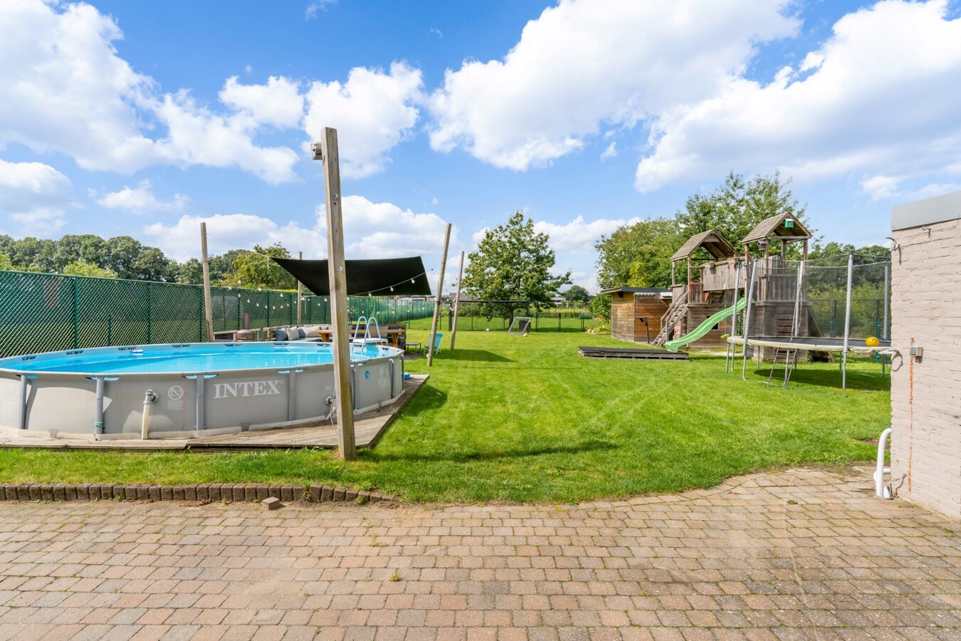 Ruime woning met 4 slaapkamers op een zeer ruim perceel. 