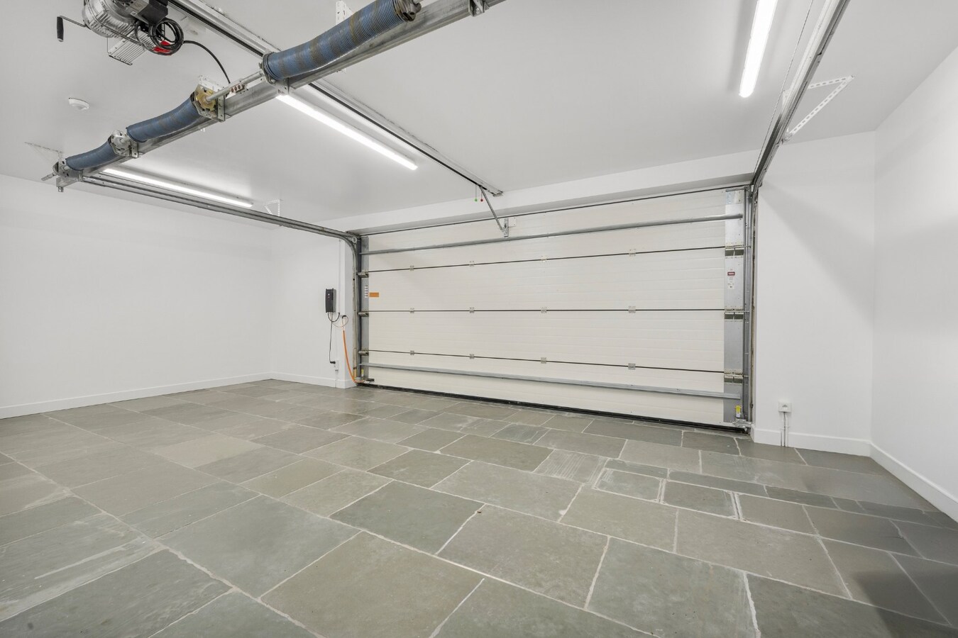 Luxueuze totaalrenovatie | ruim 2 slaapkamer appartement met terras 