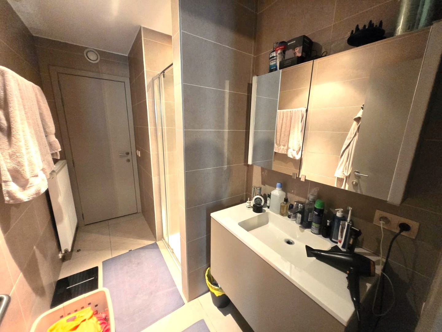 Ruim hoek appartement op de eerste verdieping in het dorp van Bachte-Maria-Leerne. 