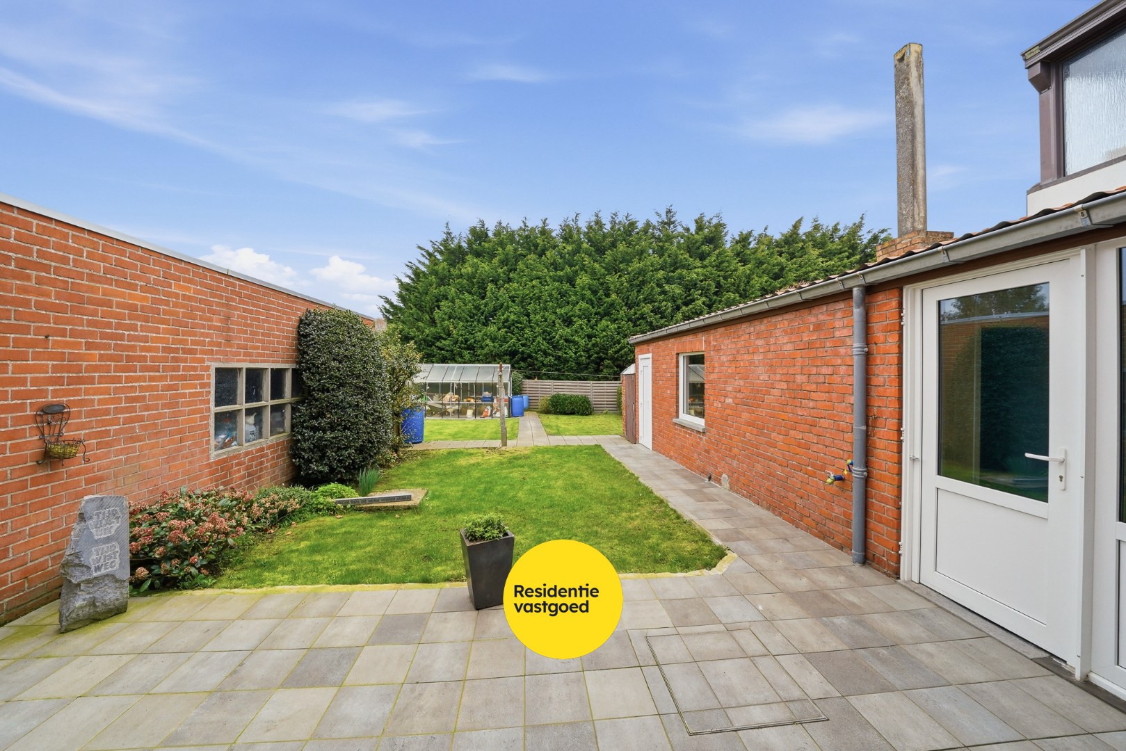 Halfopen woning met 4 slaapkamers, garage en ruime oprit op 429 m² in Oudenburg 