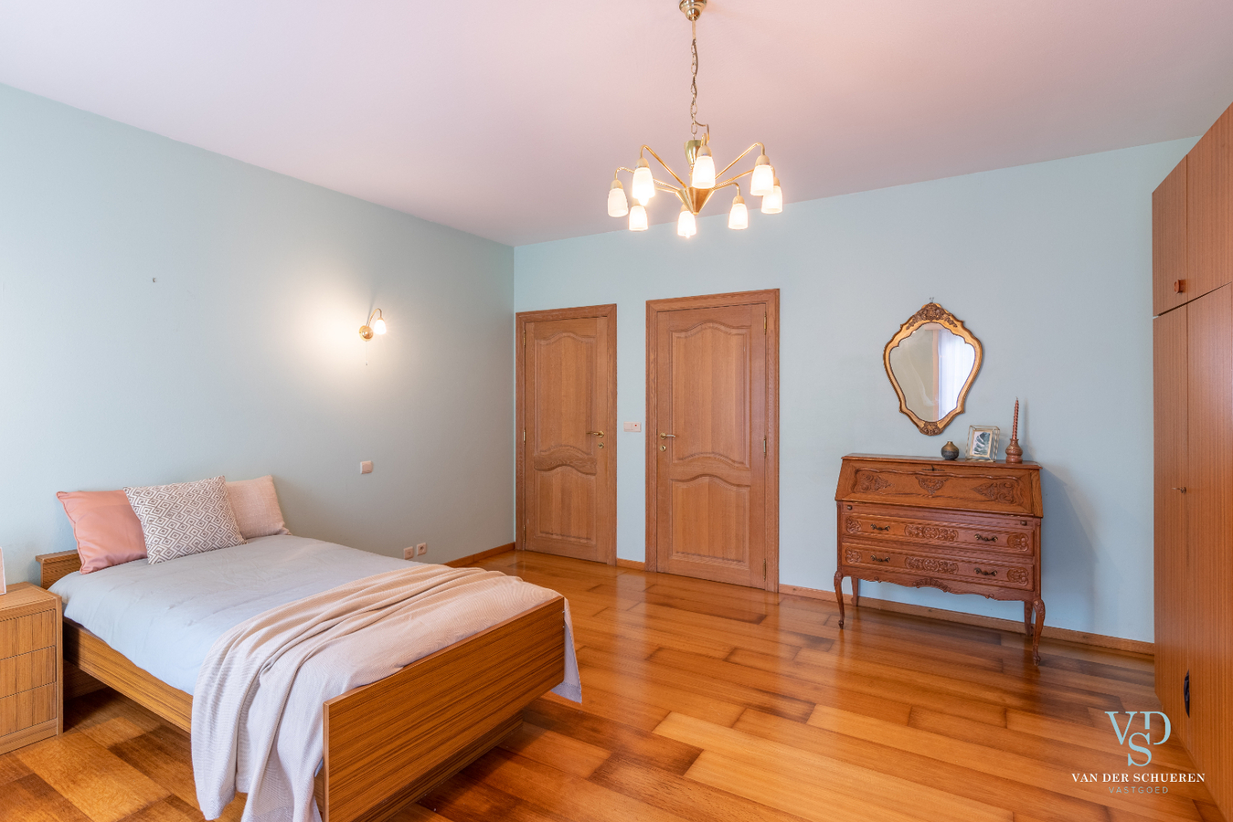 Lichtrijke, stijlvolle villa  (EPC van 254 !). 