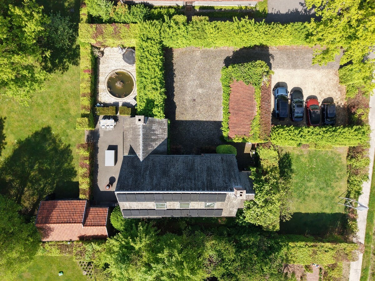 Sels villa met 4 slaapkamers, dubbele carport en garage, Zuid-West tuin op een perceel van 1.991 m² te Schilde - 's-Gravenwezel, 