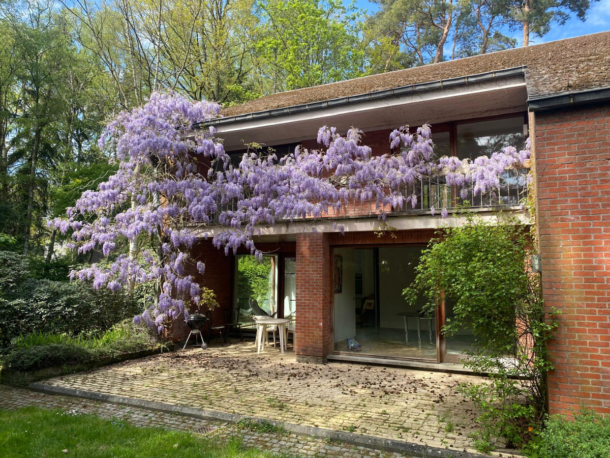 Te renoveren villa met 5 slaapkamers en prachtige tuin op toplocatie 