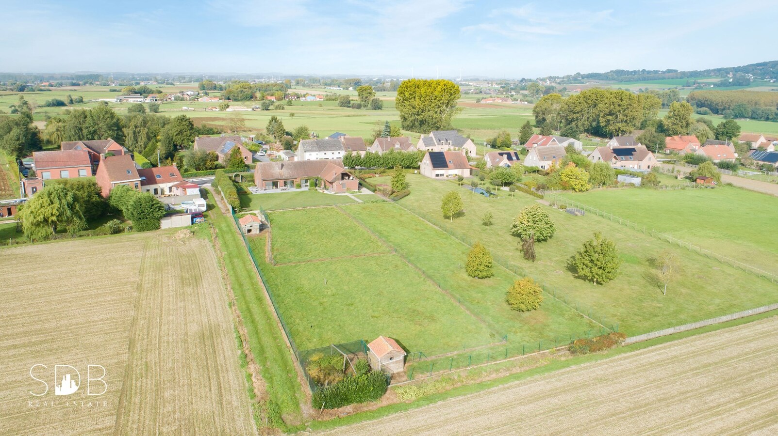Hedendaagse gezinswoning met aanpalende graslanden en stallen op 5.030m² 