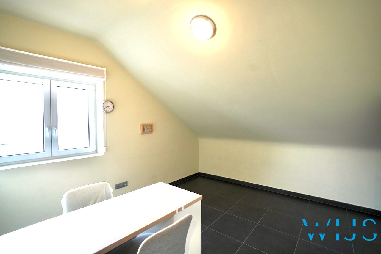 Enorm energiezuinig woonhuis in halfopen bebouwing te Eeklo ! 