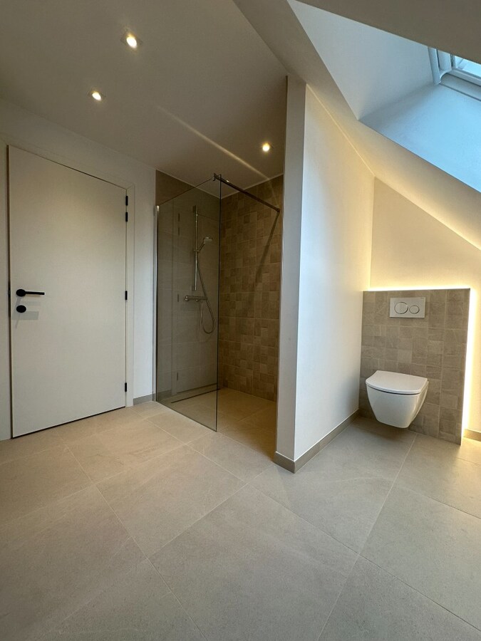 Prachtig, volledig gerenoveerd duplex appartement met 3 slaapkamers 