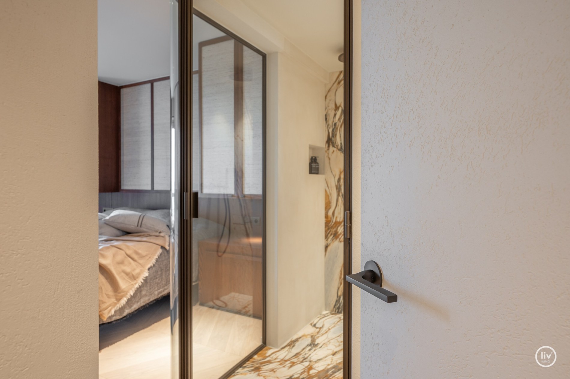 Volledig en subliem gerenoveerd zuid-west georiënteerd hoekappartement in een prestigieuze villaresidentie in het hart van het Zoute. 