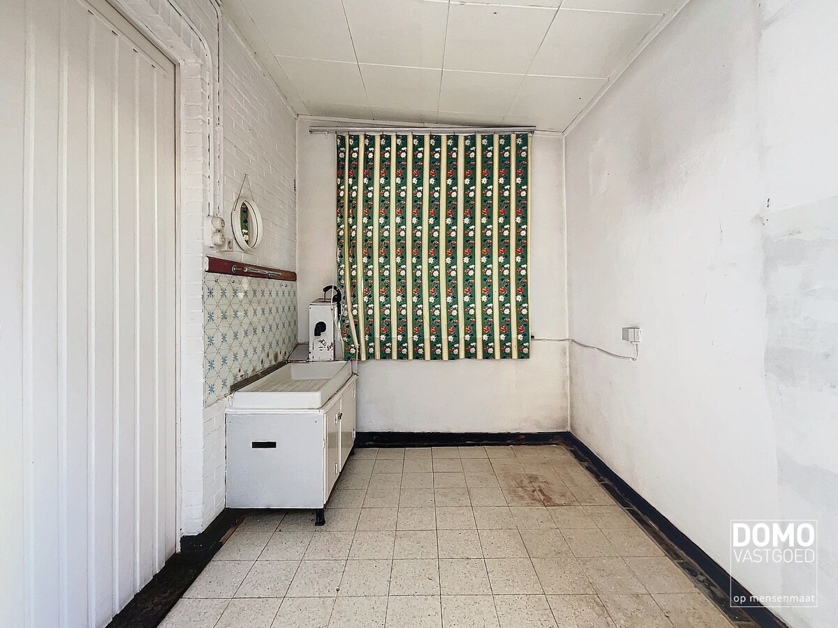 TE RENOVEREN HALFOPEN WONING MET TUIN EN GARAGE OP 8A 67CA TE KURINGEN 