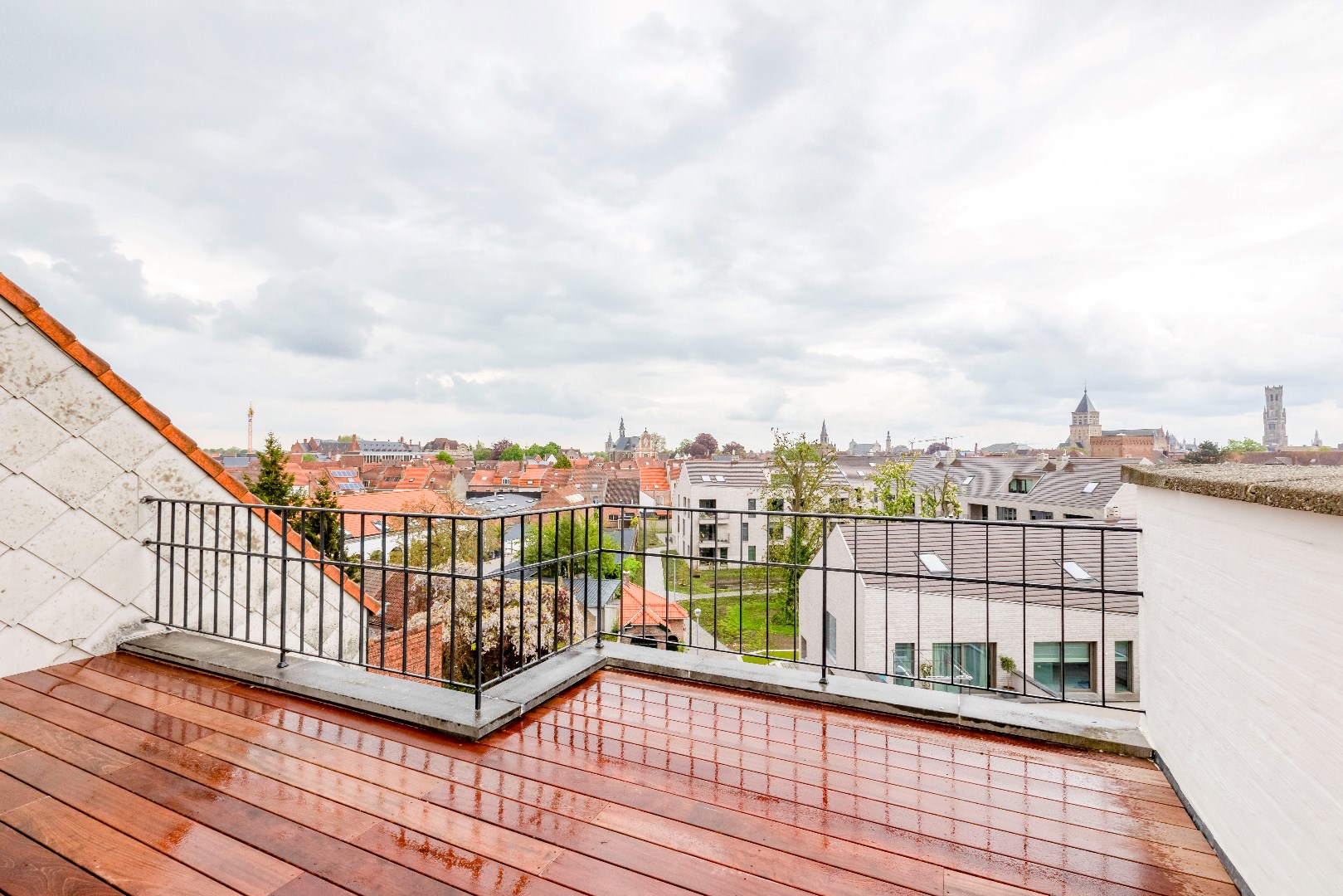 Gerenoveerd 1slp. app met bureau en groot terras. 