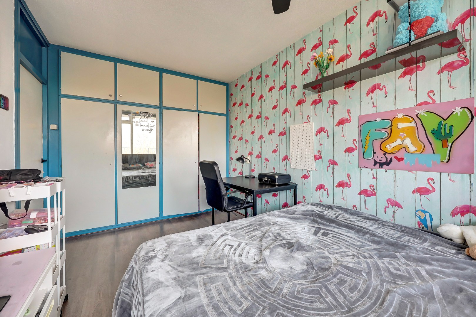 Dit lichte 4-kamer appartement op de 4e verdieping, met 3 slaapkamers, keurige keuken, balkon op het zuiden en berging in de onderbouw is gelegen in de populaire wijk "Ommoord". 