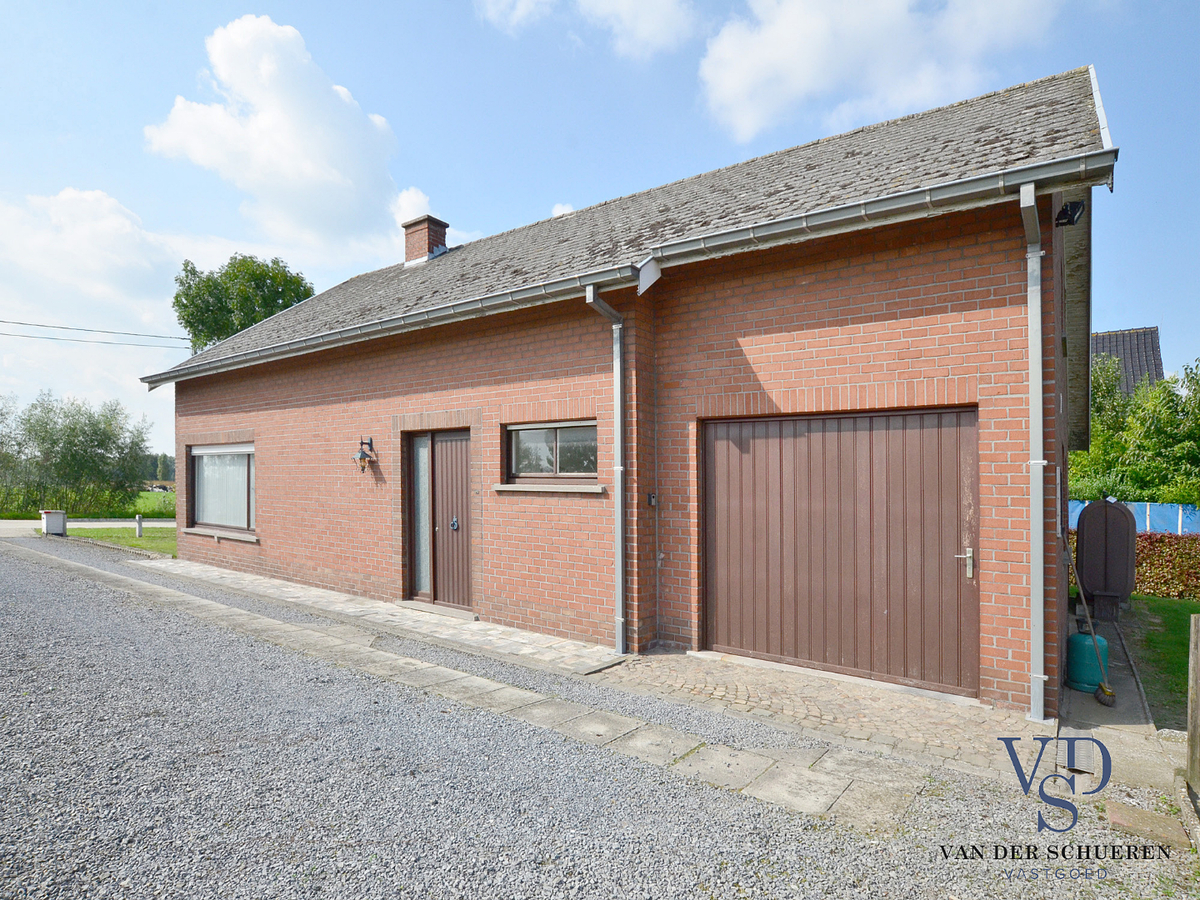 Op te frissen bungalow in doodlopende straat. 