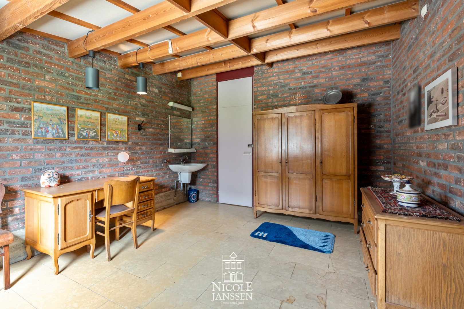 Vierde slaapkamer met tegelvloer en lavabo 