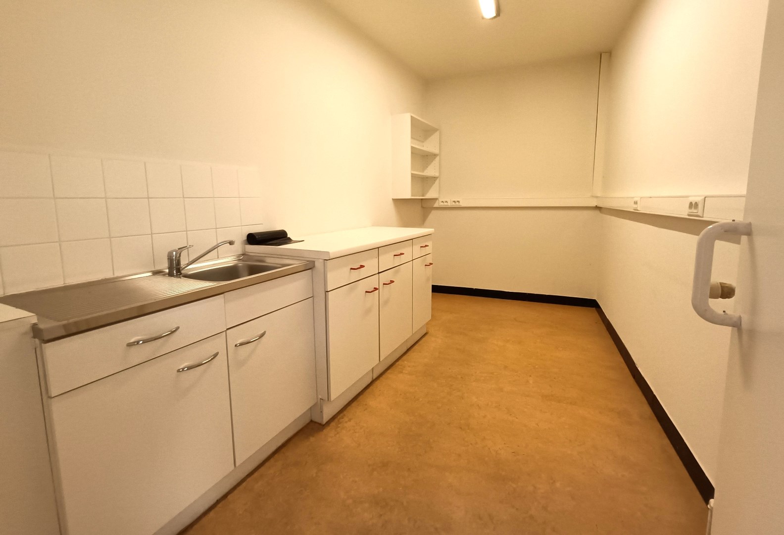 GELIJKVLOERS HANDELSPAND/KANTOOR IN HET CENTRUM 