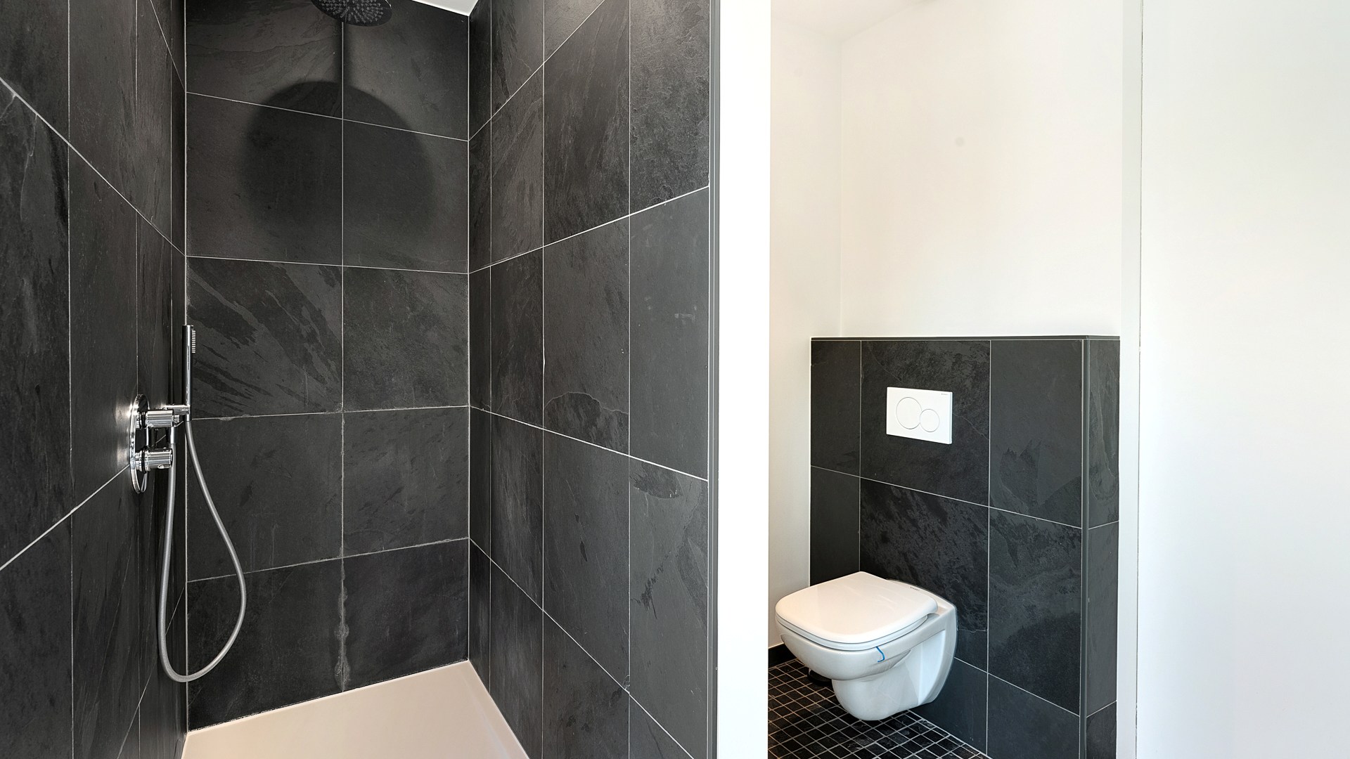 Centraal gelegen 3-gevelwoning in hedendaagse stijl – Bouwjaar 2014 