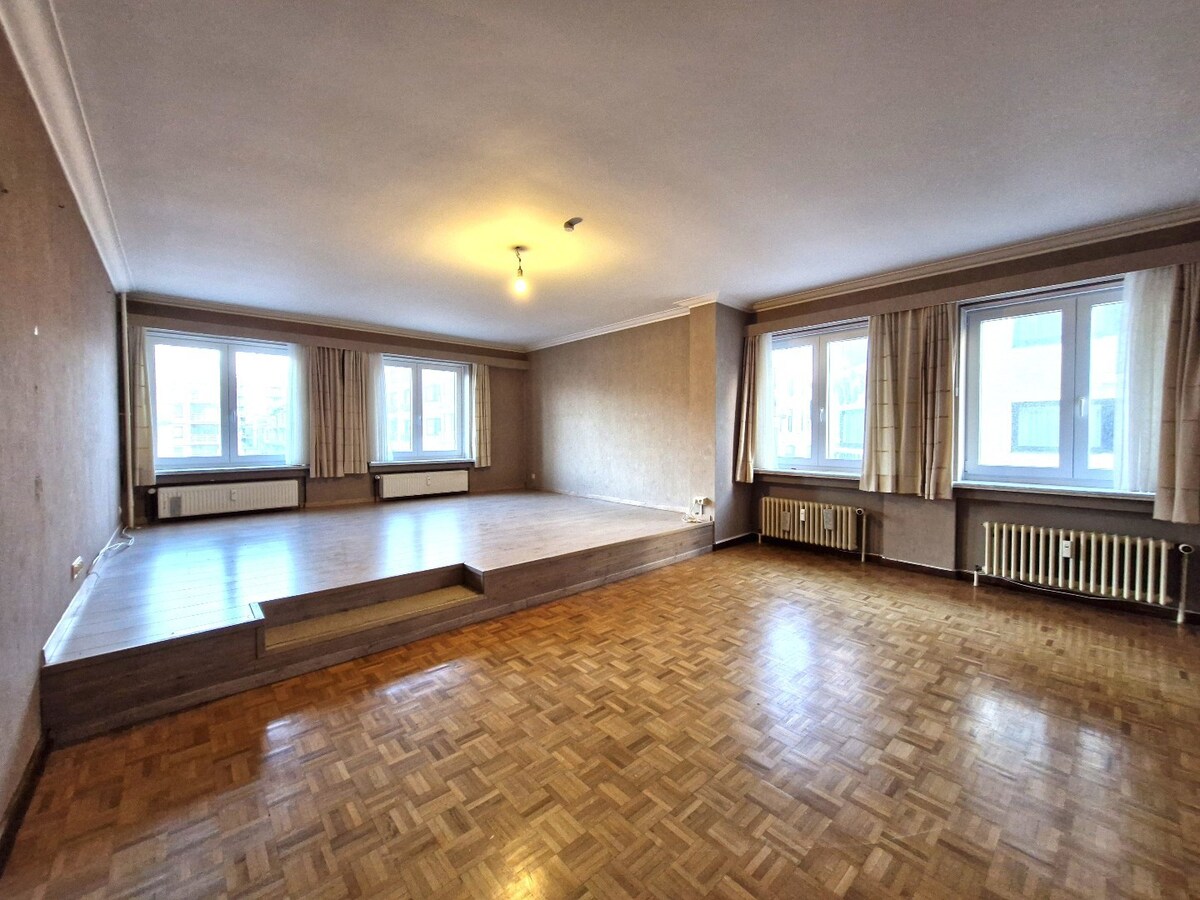 OPENDEURDAG 1/05/2026, 9:30 tot 12:00. Groot hoekappartement met open zicht over de markt te Blankenberge 