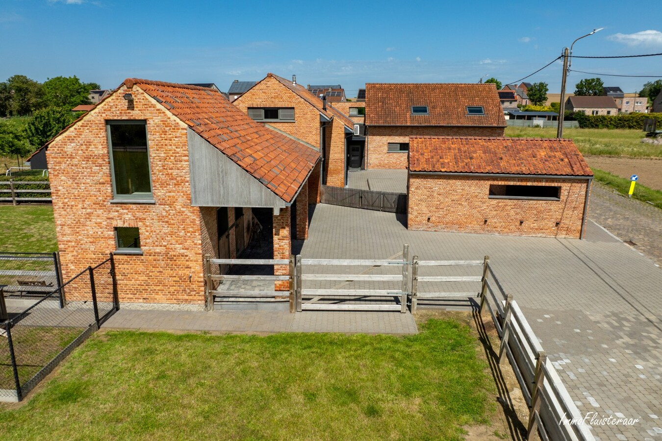 Unieke, gerenoveerde hoevewoning met paardenfaciliteiten, bijgebouwen, uitzonderlijk potentieel en zeer bereikbare ligging 