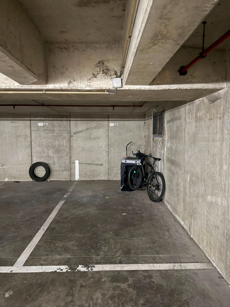 Parking souterrain à proximité du front de mer. 