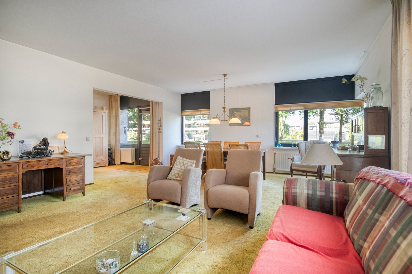 Royale 3 kamer benedenwoning met 2 slaapkamers, ruim terras en is gelegen op eigen grond. 