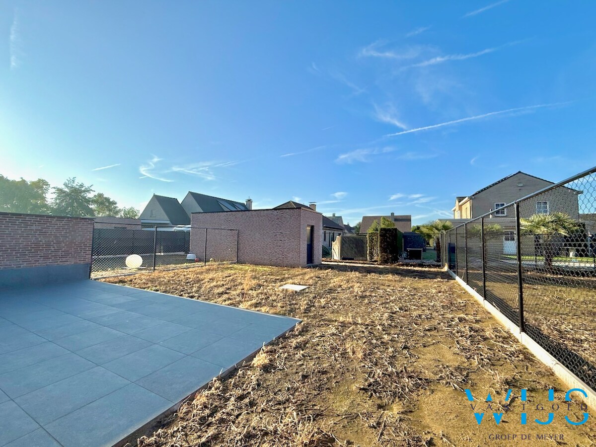 Nieuwbouw met 5 slaapkamers te Oosteeklo ! 